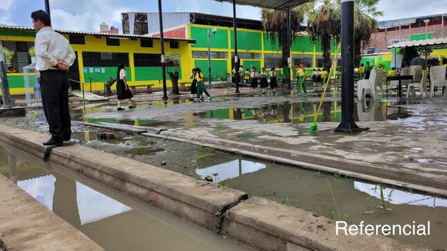 Colegio inundado por lluvias (foto referencial)