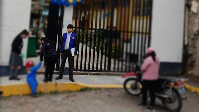 Representante de la Defensoría del Pueblo ingresando a colegio