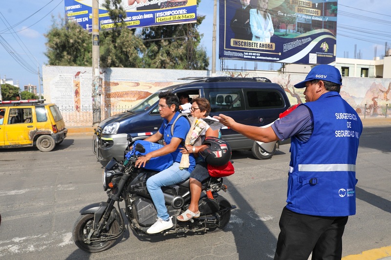 La falta más común en motociclistas es viajar sin casco protector.