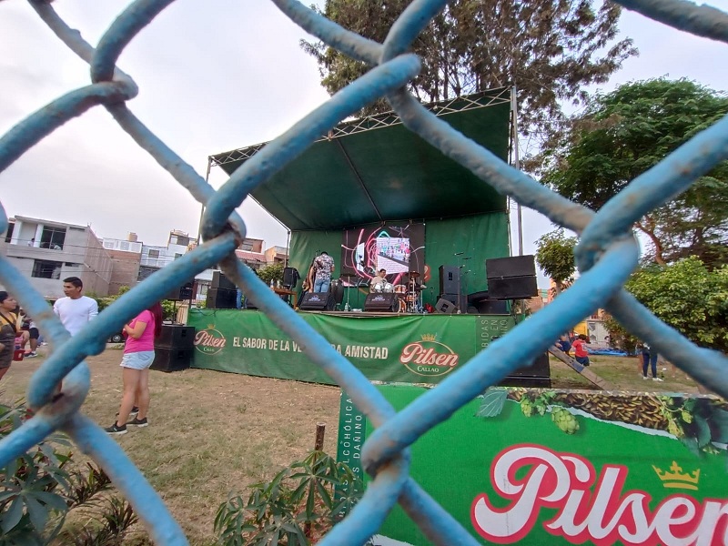 Armaron un escenario para el show e incluso juegos inflables para niños.