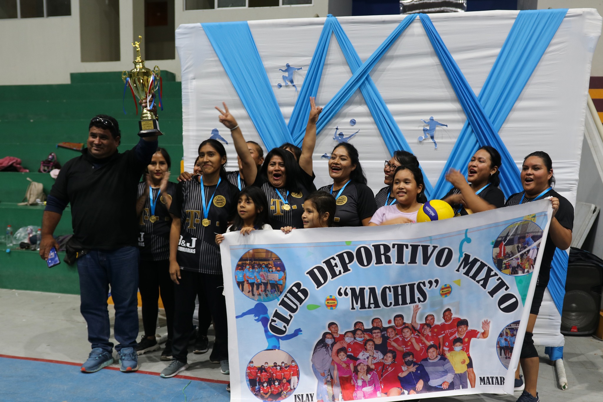 Foto de las Ganadoras del torneo de vóley "Campeonas de Islay"