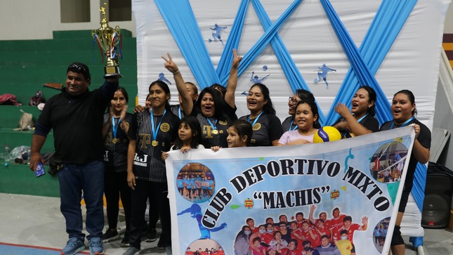 Foto de las Ganadoras del torneo de vóley "Campeonas de Islay"