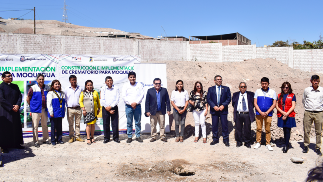 Con el compromiso de mejorar la calidad de vida de la población, el alcalde provincial de Mariscal Nieto John Larry Coayla, llegó hasta el Centro Poblado de Chen Chen para participar de la colocación de la primera piedra del crematorio en nuestra provincia.