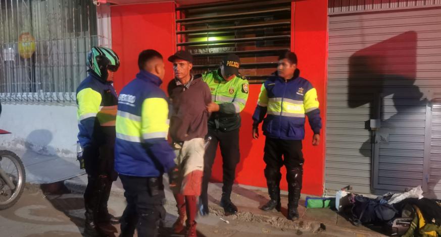 Gracias a una eficiente labor coordinada entre el Serenazgo de Mariscal Nieto y la Policía Nacional del Perú (PNP) se logró la captura de un ciudadano de nacionalidad colombiana que portaba un arma blanca y un arma de fuego.