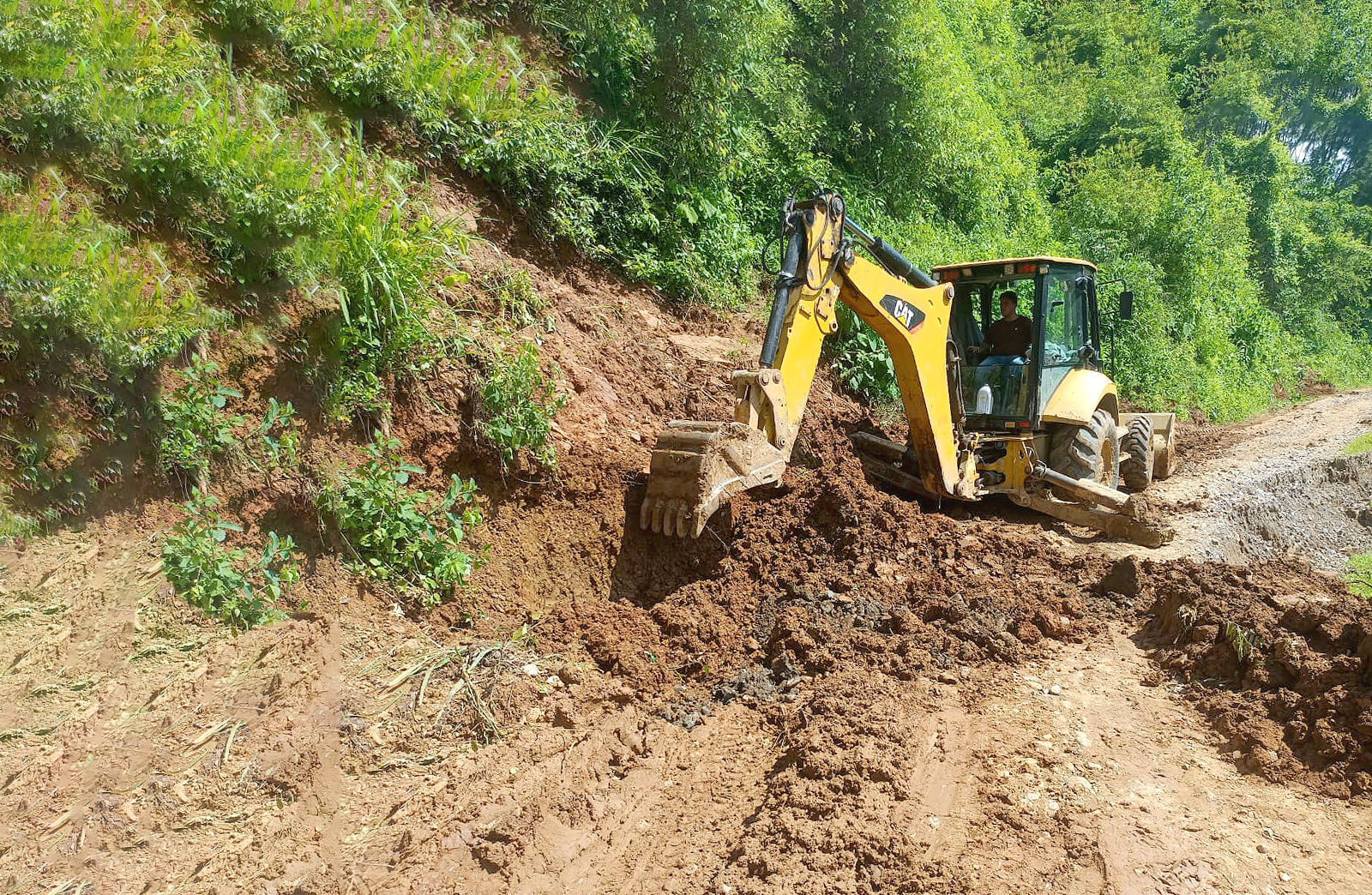 Maquinaria realizando limpieza de derrumbe