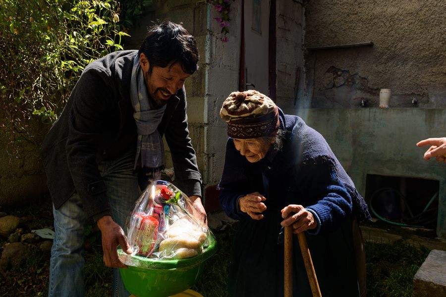 Alcalde Zevallos entrega canastas a madres con discapacidad y adultos mayores en homenaje por el Día de la Madre.