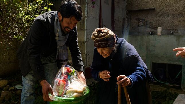 Alcalde Zevallos entrega canastas a madres con discapacidad y adultos mayores en homenaje por el Día de la Madre.