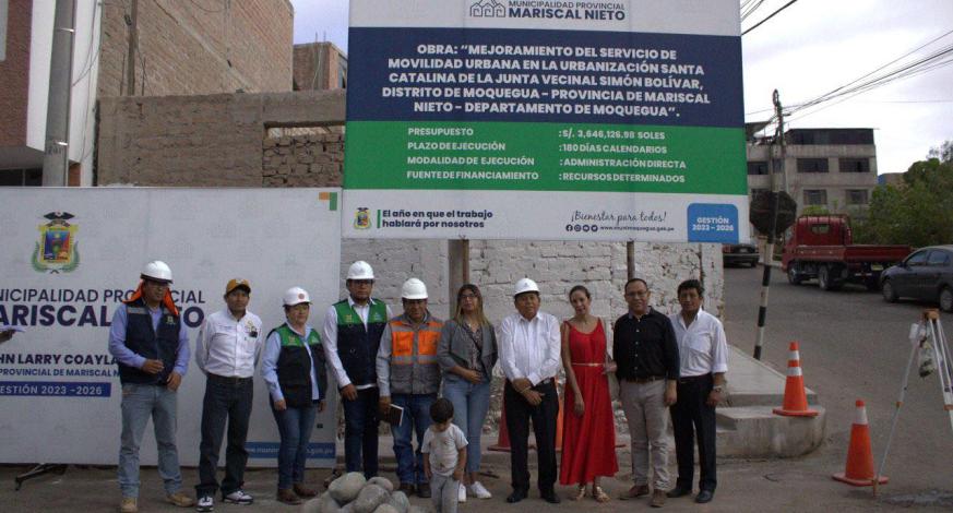 Con la consigna de contribuir al crecimiento ordenado de los territorios de la ciudad, nuestra comuna provincial de Mariscal Nieto, liderada por el alcalde John Larry Coayla, desarrolló esta tarde la colocación de la primera piedra del proyecto: "Mejoramiento del servicio de movilidad urbana en la Urbanización Santa Catalina de la Junta Vecinal Simón Bolívar".