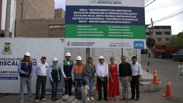 Con la consigna de contribuir al crecimiento ordenado de los territorios de la ciudad, nuestra comuna provincial de Mariscal Nieto, liderada por el alcalde John Larry Coayla, desarrolló esta tarde la colocación de la primera piedra del proyecto: "Mejoramiento del servicio de movilidad urbana en la Urbanización Santa Catalina de la Junta Vecinal Simón Bolívar".