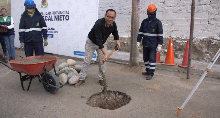Con la consigna de contribuir al crecimiento ordenado de los territorios de la ciudad, nuestra comuna provincial de Mariscal Nieto, liderada por el alcalde John Larry Coayla, desarrolló esta tarde la colocación de la primera piedra del proyecto: "Mejoramiento del servicio de movilidad urbana en la Urbanización Santa Catalina de la Junta Vecinal Simón Bolívar".