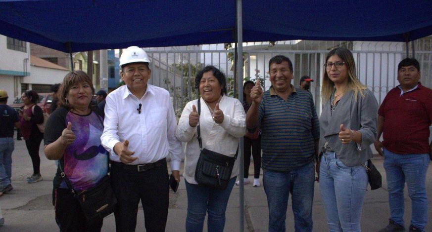 Con la consigna de contribuir al crecimiento ordenado de los territorios de la ciudad, nuestra comuna provincial de Mariscal Nieto, liderada por el alcalde John Larry Coayla, desarrolló esta tarde la colocación de la primera piedra del proyecto: "Mejoramiento del servicio de movilidad urbana en la Urbanización Santa Catalina de la Junta Vecinal Simón Bolívar".