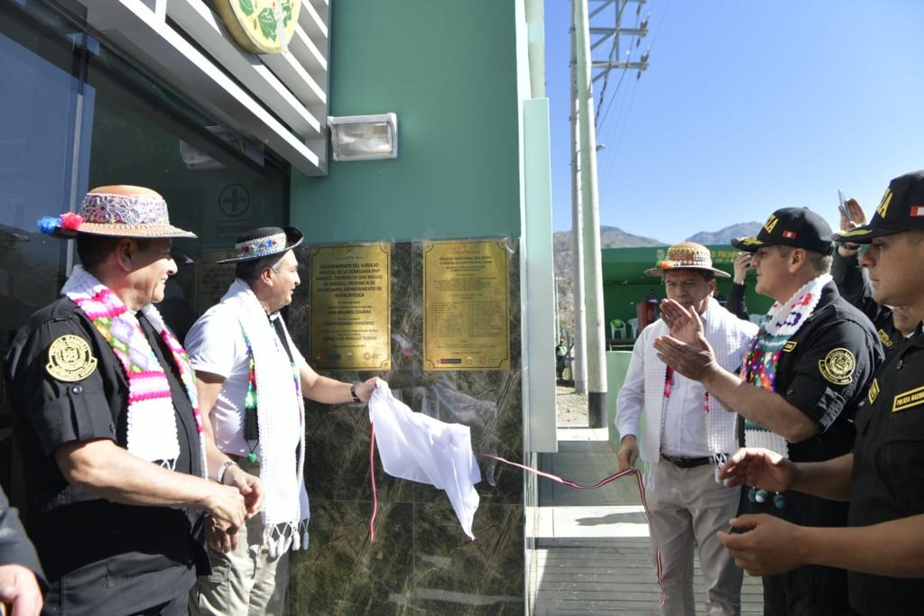 Con el objetivo de mejorar y acercar los servicios policiales a la población de la región Huancavelica, el ministro del Interior, Vicente Romero, inauguró una moderna comisaría en el distrito de San Miguel de Mayocc, en la provincia de Churcampa.

Durante la ceremonia, el titular del Interior destacó que, con estas nuevas instalaciones, el personal policial tendrá las condiciones adecuadas para desarrollar su labor, y esto permitirá también optimizar los niveles de seguridad en esta parte del país.

“Hoy vemos a una Policía Nacional renovada y reconfortada. Tienen un local de primera línea y es de ustedes, del pueblo. Todos tienen que colaborar para conservar esta comisaría, y trabajar con sus policías de la mano para optimizar los niveles de seguridad”, subrayó el ministro Romero.

Señaló que esta obra representa un avance en el objetivo de cerrar las brechas en infraestructura que aún existen en la Policía Nacional del Perú. Además, agregó que las nuevas instalaciones ayudarán a extender los servicios del Estado a una de las zonas más alejadas de la región.

“Mi recomendación a la Policía Nacional del Perú es que creen vínculos muy cercanos con su comunidad. Tenemos que seguir trabajando por fortalecer la seguridad ciudadana y recuperar la confianza de la ciudadanía en sus policías”, manifestó

A su turno, el comandante general de la PNP, Jorge Angulo, señaló que esta moderna infraestructura albergará a más de 30 agentes que han renovado su compromiso de combatir a la delincuencia en sus diferentes modalidades, para darle tranquilidad a su población y que desarrollen sus actividades con total normalidad. 

Moderna infraestructura
La Comisaría PNP San Miguel de Mayocc beneficiará a una población de alrededor de 5 mil habitantes, y cuenta con ambientes para atención al ciudadano, sala de interrogatorios y de violencia familiar, zona de detención y oficinas de apoyo a la justicia, inteligencia, investigación, entre otras.

La dependencia policial, que cuenta con tres pisos más una azotea, demandó una inversión de S/ 4.3 millones sobre un área de 1 250.73 m2, y está ubicada en la avenida Progreso s/n, a unas cuadras de la Plaza de Armas de la jurisdicción. 

Primera Piedra 
Como parte de su visita a la localidad de Mayocc, el ministro Vicente Romero, participó en la ceremonia de colocación de la primera piedra del nuevo local de seguridad ciudadana de la comuna, financiado en un 60 % por el sector Interior, y reafirmó que su gestión hace el mayor de los esfuerzos para trabajar de manera articulada con las autoridades regionales y locales por el tema de seguridad. 

A la ceremonia de inauguración también asistieron el alcalde provincial de Churcampa, Thomás Alvarado; el alcalde distrital de San Miguel de Mayocc, Rubén Quispe; el viceministro de Seguridad Pública, Fidel Pintado; el prefecto regional de Huancavelica, Raúl Menéndez; el jefe de la VI Macro Región Policial Junín-Huancavelica, Gral. PNP Colin Galván, entre otras autoridades.
