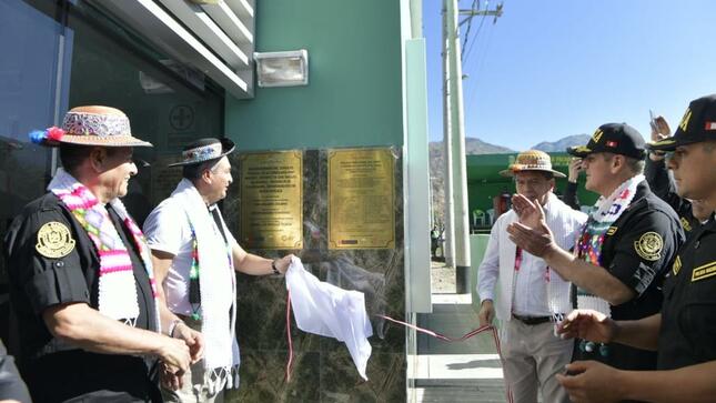 Con el objetivo de mejorar y acercar los servicios policiales a la población de la región Huancavelica, el ministro del Interior, Vicente Romero, inauguró una moderna comisaría en el distrito de San Miguel de Mayocc, en la provincia de Churcampa.

Durante la ceremonia, el titular del Interior destacó que, con estas nuevas instalaciones, el personal policial tendrá las condiciones adecuadas para desarrollar su labor, y esto permitirá también optimizar los niveles de seguridad en esta parte del país.

“Hoy vemos a una Policía Nacional renovada y reconfortada. Tienen un local de primera línea y es de ustedes, del pueblo. Todos tienen que colaborar para conservar esta comisaría, y trabajar con sus policías de la mano para optimizar los niveles de seguridad”, subrayó el ministro Romero.

Señaló que esta obra representa un avance en el objetivo de cerrar las brechas en infraestructura que aún existen en la Policía Nacional del Perú. Además, agregó que las nuevas instalaciones ayudarán a extender los servicios del Estado a una de las zonas más alejadas de la región.

“Mi recomendación a la Policía Nacional del Perú es que creen vínculos muy cercanos con su comunidad. Tenemos que seguir trabajando por fortalecer la seguridad ciudadana y recuperar la confianza de la ciudadanía en sus policías”, manifestó

A su turno, el comandante general de la PNP, Jorge Angulo, señaló que esta moderna infraestructura albergará a más de 30 agentes que han renovado su compromiso de combatir a la delincuencia en sus diferentes modalidades, para darle tranquilidad a su población y que desarrollen sus actividades con total normalidad. 

Moderna infraestructura
La Comisaría PNP San Miguel de Mayocc beneficiará a una población de alrededor de 5 mil habitantes, y cuenta con ambientes para atención al ciudadano, sala de interrogatorios y de violencia familiar, zona de detención y oficinas de apoyo a la justicia, inteligencia, investigación, entre otras.

La dependencia policial, que cuenta con tres pisos más una azotea, demandó una inversión de S/ 4.3 millones sobre un área de 1 250.73 m2, y está ubicada en la avenida Progreso s/n, a unas cuadras de la Plaza de Armas de la jurisdicción. 

Primera Piedra 
Como parte de su visita a la localidad de Mayocc, el ministro Vicente Romero, participó en la ceremonia de colocación de la primera piedra del nuevo local de seguridad ciudadana de la comuna, financiado en un 60 % por el sector Interior, y reafirmó que su gestión hace el mayor de los esfuerzos para trabajar de manera articulada con las autoridades regionales y locales por el tema de seguridad. 

A la ceremonia de inauguración también asistieron el alcalde provincial de Churcampa, Thomás Alvarado; el alcalde distrital de San Miguel de Mayocc, Rubén Quispe; el viceministro de Seguridad Pública, Fidel Pintado; el prefecto regional de Huancavelica, Raúl Menéndez; el jefe de la VI Macro Región Policial Junín-Huancavelica, Gral. PNP Colin Galván, entre otras autoridades.

