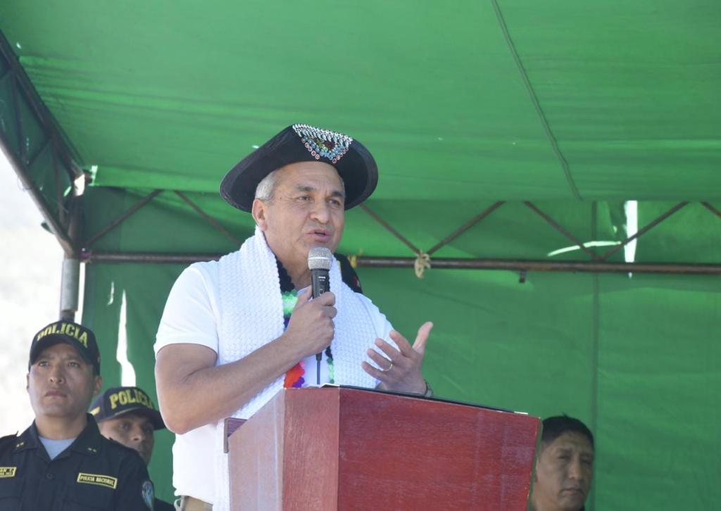 Con el objetivo de mejorar y acercar los servicios policiales a la población de la región Huancavelica, el ministro del Interior, Vicente Romero, inauguró una moderna comisaría en el distrito de San Miguel de Mayocc, en la provincia de Churcampa.

Durante la ceremonia, el titular del Interior destacó que, con estas nuevas instalaciones, el personal policial tendrá las condiciones adecuadas para desarrollar su labor, y esto permitirá también optimizar los niveles de seguridad en esta parte del país.

“Hoy vemos a una Policía Nacional renovada y reconfortada. Tienen un local de primera línea y es de ustedes, del pueblo. Todos tienen que colaborar para conservar esta comisaría, y trabajar con sus policías de la mano para optimizar los niveles de seguridad”, subrayó el ministro Romero.

Señaló que esta obra representa un avance en el objetivo de cerrar las brechas en infraestructura que aún existen en la Policía Nacional del Perú. Además, agregó que las nuevas instalaciones ayudarán a extender los servicios del Estado a una de las zonas más alejadas de la región.

“Mi recomendación a la Policía Nacional del Perú es que creen vínculos muy cercanos con su comunidad. Tenemos que seguir trabajando por fortalecer la seguridad ciudadana y recuperar la confianza de la ciudadanía en sus policías”, manifestó

A su turno, el comandante general de la PNP, Jorge Angulo, señaló que esta moderna infraestructura albergará a más de 30 agentes que han renovado su compromiso de combatir a la delincuencia en sus diferentes modalidades, para darle tranquilidad a su población y que desarrollen sus actividades con total normalidad. 

Moderna infraestructura
La Comisaría PNP San Miguel de Mayocc beneficiará a una población de alrededor de 5 mil habitantes, y cuenta con ambientes para atención al ciudadano, sala de interrogatorios y de violencia familiar, zona de detención y oficinas de apoyo a la justicia, inteligencia, investigación, entre otras.

La dependencia policial, que cuenta con tres pisos más una azotea, demandó una inversión de S/ 4.3 millones sobre un área de 1 250.73 m2, y está ubicada en la avenida Progreso s/n, a unas cuadras de la Plaza de Armas de la jurisdicción. 

Primera Piedra 
Como parte de su visita a la localidad de Mayocc, el ministro Vicente Romero, participó en la ceremonia de colocación de la primera piedra del nuevo local de seguridad ciudadana de la comuna, financiado en un 60 % por el sector Interior, y reafirmó que su gestión hace el mayor de los esfuerzos para trabajar de manera articulada con las autoridades regionales y locales por el tema de seguridad. 

A la ceremonia de inauguración también asistieron el alcalde provincial de Churcampa, Thomás Alvarado; el alcalde distrital de San Miguel de Mayocc, Rubén Quispe; el viceministro de Seguridad Pública, Fidel Pintado; el prefecto regional de Huancavelica, Raúl Menéndez; el jefe de la VI Macro Región Policial Junín-Huancavelica, Gral. PNP Colin Galván, entre otras autoridades.
