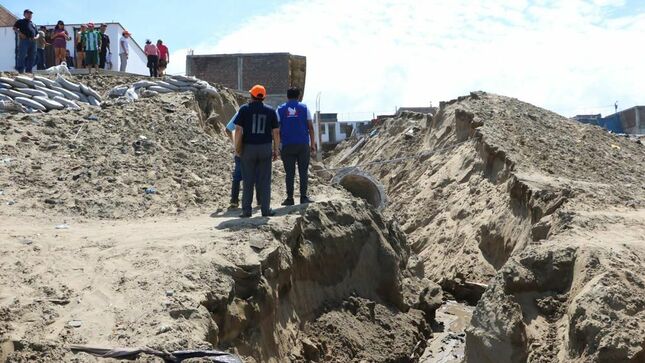 Comisionado de la Defensoría del Pueblo supervisa trabajos en la vía pública para brindar servicios básicos