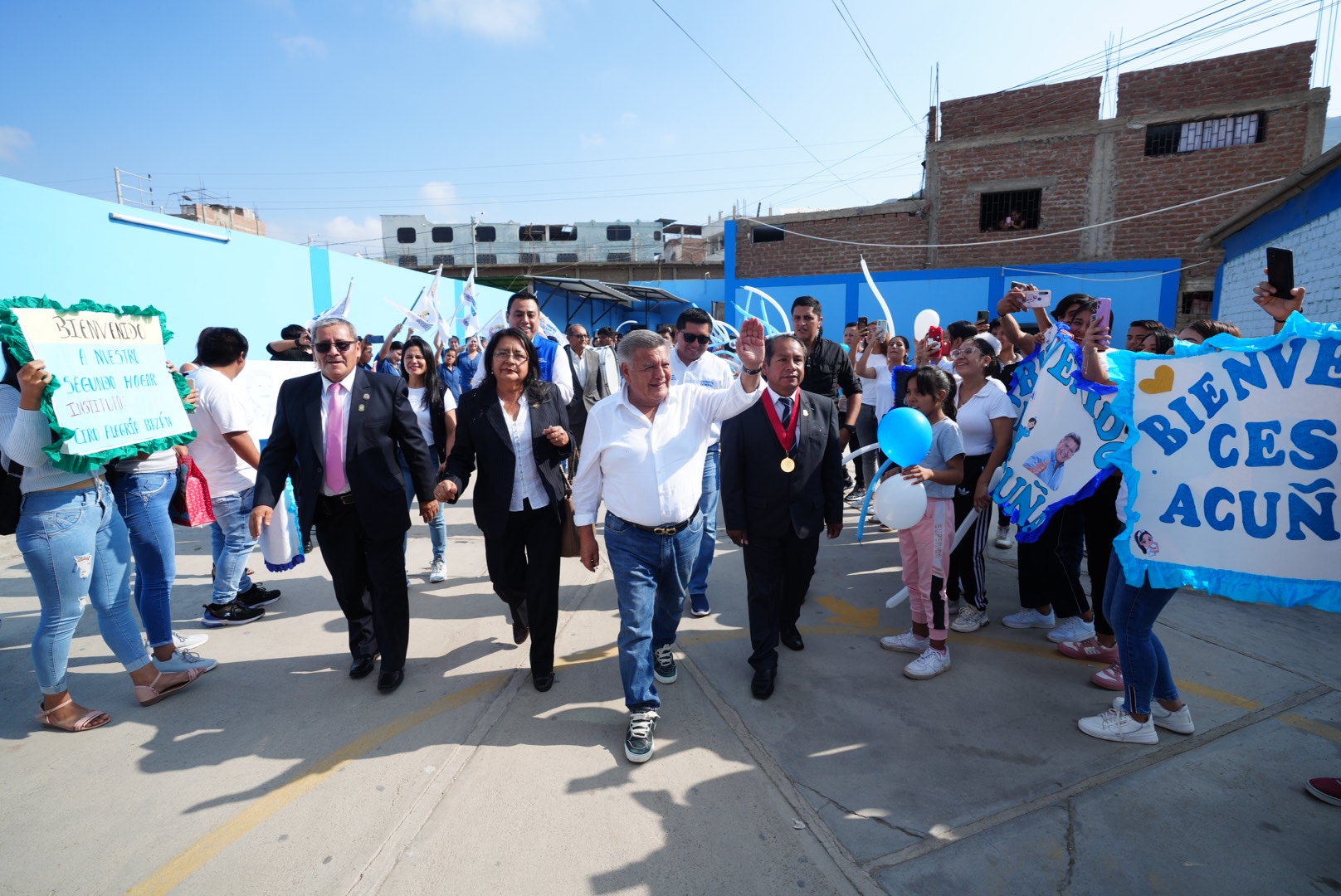 César Acuña durante visita a Chepén anuncia obras en educación y salud
