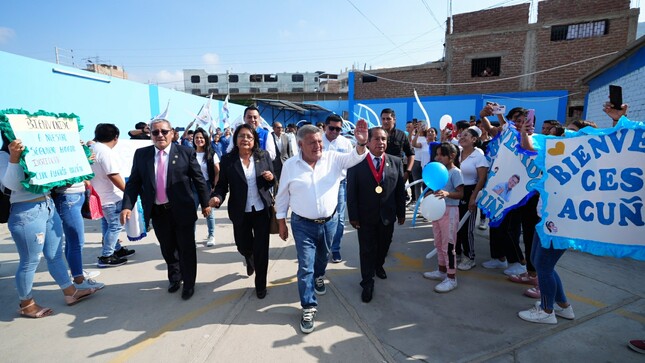 César Acuña durante visita a Chepén anuncia obras en educación y salud