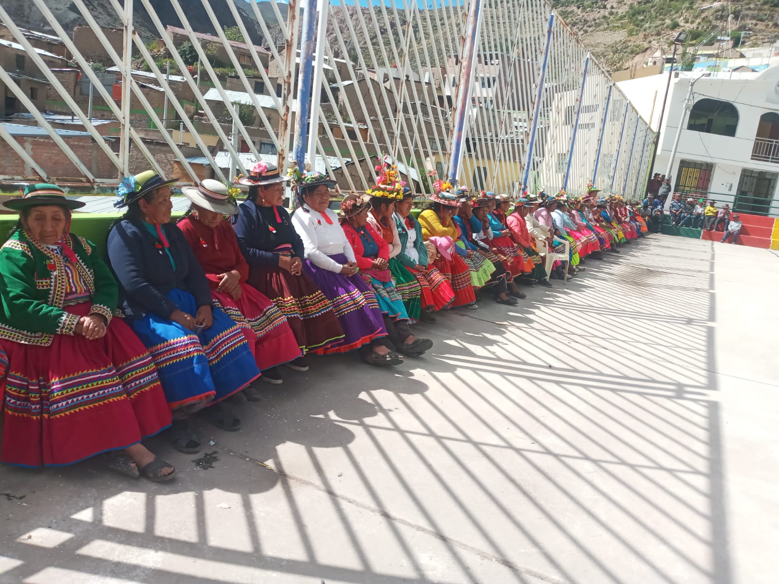 El  alcalde  del  distrito  de  Lloque  Tec.  Rubén  N.  Mamani  Bautista,  acompañado  de  su  cuerpo  de  regidores  y  trabajadores  de  la  Municipalidad  Distrital  de  Lloque,  realizó  una  entrega  especial  de  canastas  alimentarias  de  primera  necesidad  a  las  madres  de  las  diferentes  comunidades  del  distrito, con la  finalidad  de  honrar  a  todas  las  madres  en  este  día  especial, este domingo  14  de  mayo  del  presente  año. 