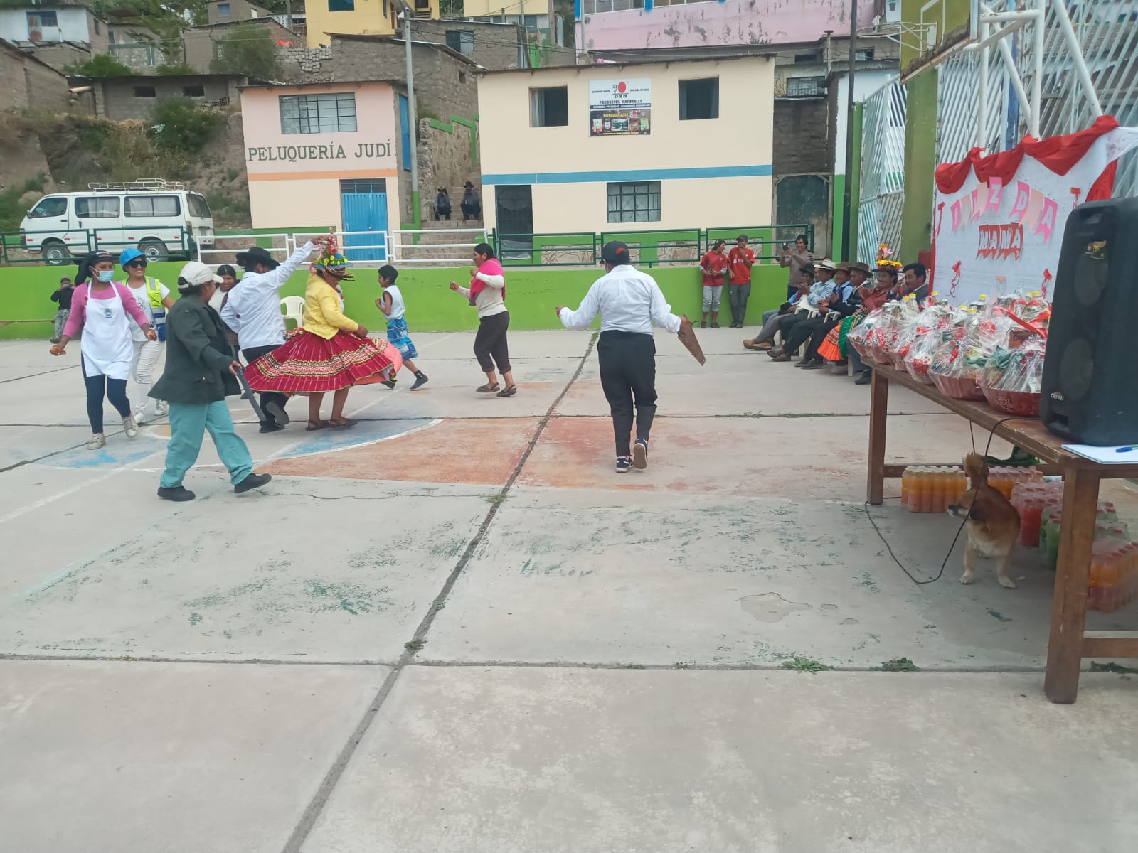 El  alcalde  del  distrito  de  Lloque  Tec.  Rubén  N.  Mamani  Bautista,  acompañado  de  su  cuerpo  de  regidores  y  trabajadores  de  la  Municipalidad  Distrital  de  Lloque,  realizó  una  entrega  especial  de  canastas  alimentarias  de  primera  necesidad  a  las  madres  de  las  diferentes  comunidades  del  distrito, con la  finalidad  de  honrar  a  todas  las  madres  en  este  día  especial, este domingo  14  de  mayo  del  presente  año. 