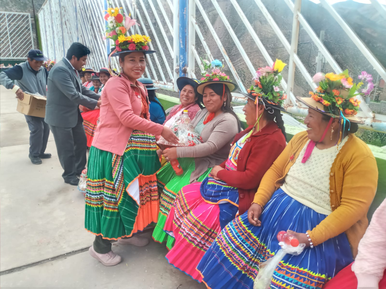 El  alcalde  del  distrito  de  Lloque  Tec.  Rubén  N.  Mamani  Bautista,  acompañado  de  su  cuerpo  de  regidores  y  trabajadores  de  la  Municipalidad  Distrital  de  Lloque,  realizó  una  entrega  especial  de  canastas  alimentarias  de  primera  necesidad  a  las  madres  de  las  diferentes  comunidades  del  distrito, con la  finalidad  de  honrar  a  todas  las  madres  en  este  día  especial, este domingo  14  de  mayo  del  presente  año. 