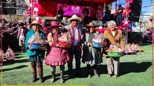La Municipalidad Distrital de Colquemarca llevó a cabo una espectacular celebración en honor al Día de la Madre, en la que se rindió un merecido homenaje a todas las madres colquemarquinas. El evento, que tuvo lugar en el Estadio de Llaque Llaque, contó con la participación masiva de la comunidad, convirtiéndolo en un día lleno de alegría y emoción.
La jornada estuvo repleta de entretenimiento y actividades para las madres presentes. Desde las emotivas poesías declamadas por los niños y niñas que agradecieron de esa forma a sus mamitas. Así mismo tuvimos presentaciones artísticas, que deleitaron al público, quienes disfrutaron de bailes, música en vivo y actuaciones sorprendentes. Además, se llevaron a cabo concursos y gincanas divertidas, en las que las mamitas demostraron su habilidad y entusiasmo.
En reconocimiento a la participación activa de las madres en las diferentes dinámicas, se entregaron premios. Electrodomésticos y canastas repletas de productos fueron sorteados entre las afortunadas ganadoras, quienes recibieron con alegría y gratitud estos obsequios.
La Feria Popular "A llenar la Olla" también fue parte de esta gran celebración, con el objetivo de brindar apoyo y contribuir a la economía familiar. Los stands de la feria ofrecieron productos de primera necesidad a precios realmente increíbles, permitiendo a las madres colquemarquinas abastecer sus hogares de manera conveniente y económica.
Durante el evento, contamos con la grata presencia del alcalde de Colquemarca, acompañado de su plana de Regidores, quienes expresaron su reconocimiento y gratitud a todas las madres presentes por su incansable labor y amor incondicional.
La fiesta y la algarabía fueron los protagonistas de este día tan especial. Las mamitas colquemarquinas disfrutaron de una jornada llena de diversión y emoción, llevándose consigo hermosos recuerdos y la satisfacción de haber sido honradas en su día.
La Municipalidad Distrital de Colquemarca agradece a todos los participantes, artistas, colaboradores y a la comunidad en general por hacer posible este exitoso evento en homenaje a nuestras queridas madres. Seguiremos trabajando para brindarles momentos de alegría y fortalecer los lazos que nos unen como comunidad.
¡Feliz Día de la Madre, Colquemarquina!
¡Colquemarca, un nuevo comienzo con oportunidades para todos!
Prof. Santos Oviedo Ataucuri - Alcalde
Gestión 2023 - 2026
