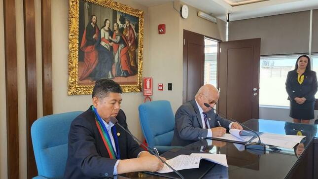 Con la finalidad de contribuir al cierre de brechas educativas, tecnológicas y de investigación, la Municipalidad Provincial de Mariscal Nieto por medio de su alcalde, CPC. John Larry Coayla firmó hoy - en la ciudad de Arequipa - el convenio: “Marco de cooperación institucional entre la Municipalidad Provincial Mariscal Nieto y la Universidad Católica de Santa María”, quien fue representada por su rector Dr. Manuel Briceño Ortega.