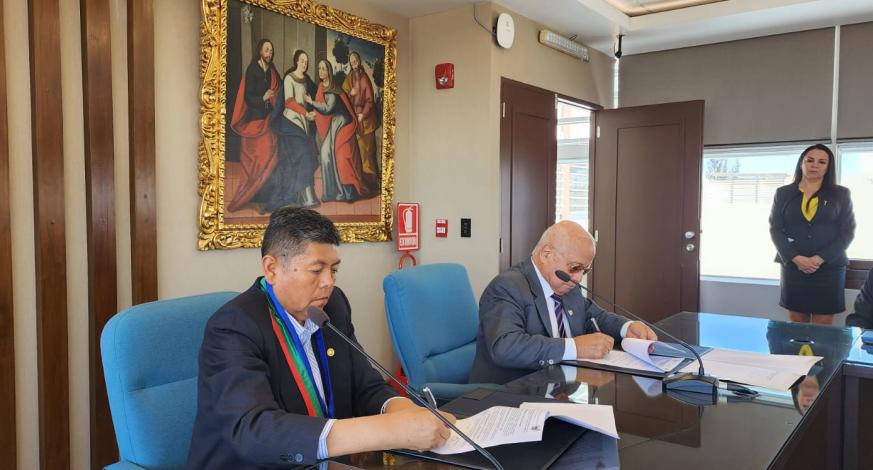 Con la finalidad de contribuir al cierre de brechas educativas, tecnológicas y de investigación, la Municipalidad Provincial de Mariscal Nieto por medio de su alcalde, CPC. John Larry Coayla firmó hoy - en la ciudad de Arequipa - el convenio: “Marco de cooperación institucional entre la Municipalidad Provincial Mariscal Nieto y la Universidad Católica de Santa María”, quien fue representada por su rector Dr. Manuel Briceño Ortega.