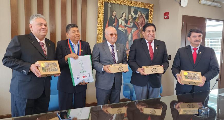 Con la finalidad de contribuir al cierre de brechas educativas, tecnológicas y de investigación, la Municipalidad Provincial de Mariscal Nieto por medio de su alcalde, CPC. John Larry Coayla firmó hoy - en la ciudad de Arequipa - el convenio: “Marco de cooperación institucional entre la Municipalidad Provincial Mariscal Nieto y la Universidad Católica de Santa María”, quien fue representada por su rector Dr. Manuel Briceño Ortega.