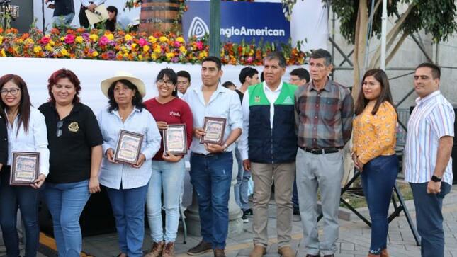 Como parte del "XV Festival de la Vendimia moqueguana" se realizó la premiación a distintos emprendedores moqueguanos, dueños de las bodegas de antaño, que participaron los dos días en el mencionado festival y rindieron tributo a las tradiciones de la ciudad.