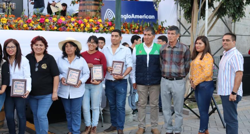Como parte del "XV Festival de la Vendimia moqueguana" se realizó la premiación a distintos emprendedores moqueguanos, dueños de las bodegas de antaño, que participaron los dos días en el mencionado festival y rindieron tributo a las tradiciones de la ciudad.