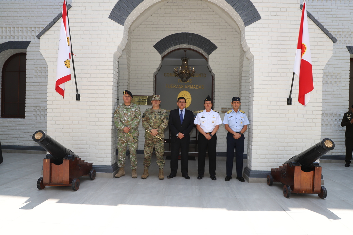 CCFFAA recibe visita del Presidente del Congreso de la República