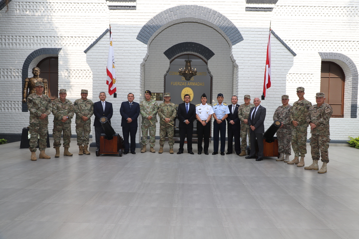 CCFFAA recibe visita del Presidente del Congreso de la República