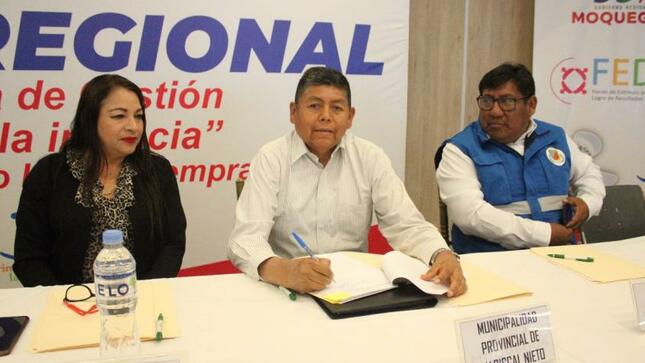 La autoridad edil, John Larry Coayla, reafirmando su compromiso con la infancia moqueguana, asistió a la firma del pacto regional por la primera infancia, cuya finalidad es implementar estrategias para un servicio oportuno para niños y niñas buscando el involucramiento de otras instituciones locales para analizar los cambios de comportamiento en las familias y así proponer prácticas positivas en favor de la población pueril local.