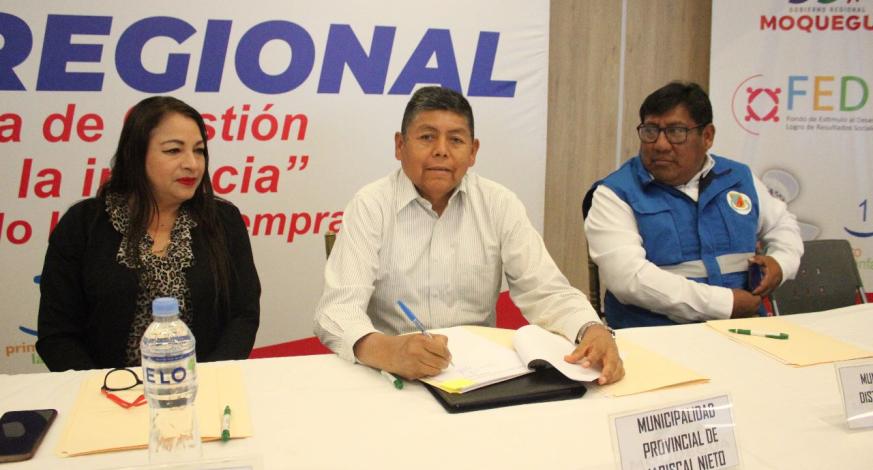La autoridad edil, John Larry Coayla, reafirmando su compromiso con la infancia moqueguana, asistió a la firma del pacto regional por la primera infancia, cuya finalidad es implementar estrategias para un servicio oportuno para niños y niñas buscando el involucramiento de otras instituciones locales para analizar los cambios de comportamiento en las familias y así proponer prácticas positivas en favor de la población pueril local.