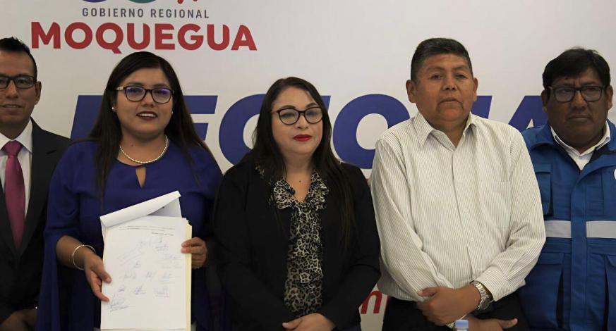 La autoridad edil, John Larry Coayla, reafirmando su compromiso con la infancia moqueguana, asistió a la firma del pacto regional por la primera infancia, cuya finalidad es implementar estrategias para un servicio oportuno para niños y niñas buscando el involucramiento de otras instituciones locales para analizar los cambios de comportamiento en las familias y así proponer prácticas positivas en favor de la población pueril local.