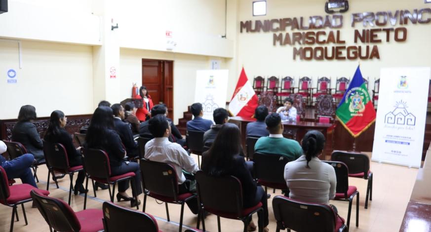 La autoridad edil, John Larry Coayla, un total de quince beneficiarios del Concurso Público de Prácticas Profesionales, comenzaron la jornada en nuestra institución con una importante inducción, referente a diferentes estrategias para un óptimo desempeño laboral, actividad desarrollada en el auditorio principal.