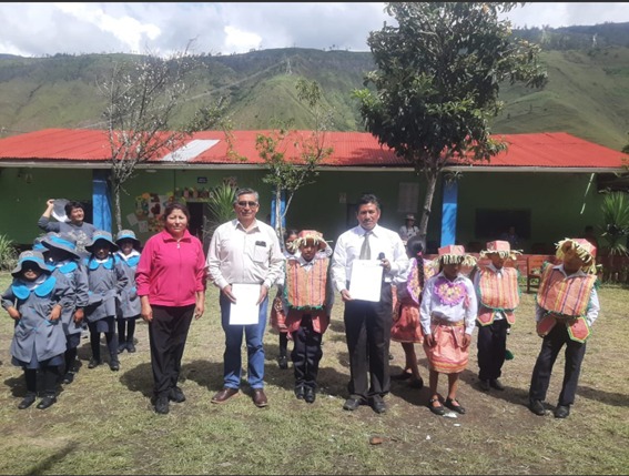 Drej entrego título de propiedad a lejana institución educativa de Pariahuanca