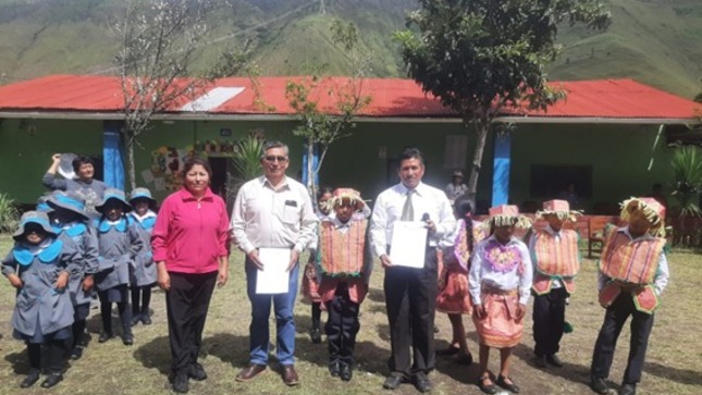 Drej entrego título de propiedad a lejana institución educativa de Pariahuanca