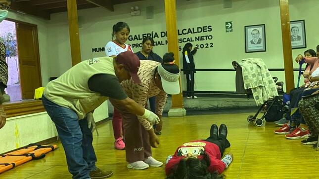 Con el objetivo de capacitar a las madres de los vasos de leche y así estén preparadas para accidentes domésticos y prepararse para actuar en el momento de presentarse una emergencia, en horas de la tarde, se efectuó una dinámica capacitación teórica-práctica con un auditorio totalmente lleno.