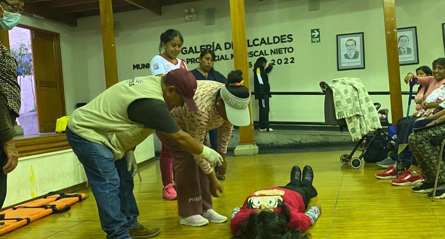 Con el objetivo de capacitar a las madres de los vasos de leche y así estén preparadas para accidentes domésticos y prepararse para actuar en el momento de presentarse una emergencia, en horas de la tarde, se efectuó una dinámica capacitación teórica-práctica con un auditorio totalmente lleno.
