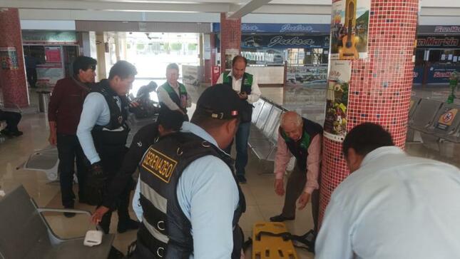En horas de la mañana, miembros de Seguridad Ciudadana de la comuna provincial, se trasladaron a la sala de embarque del Terminal terrestre de Moquegua, al reportarse-por alerta del personal del Terminal terrestre-un varón de 45 años desvanecido que presentaba una serie de convulsiones