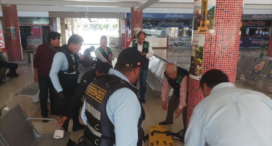 En horas de la mañana, miembros de Seguridad Ciudadana de la comuna provincial, se trasladaron a la sala de embarque del Terminal terrestre de Moquegua, al reportarse-por alerta del personal del Terminal terrestre-un varón de 45 años desvanecido que presentaba una serie de convulsiones