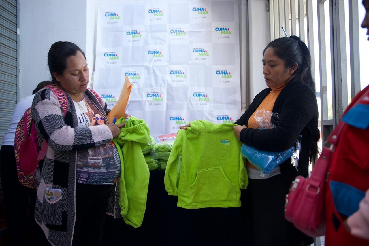 Cuna Más distribuye kits de abrigo para niñas y niños menores de 36 meses en los servicios de Cuidado Diurno y Acompañamiento a Familias en Junín