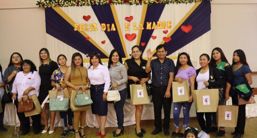 La Municipalidad Provincial de Mariscal Nieto, rindió hoy, un emotivo tributo a las madres que laboran en nuestra entidad. La entrega de 200 presentes fue una de las sorpresas, para esas personas que cumplen con una encomiable labor día a día en el Palacio Municipal, Unidades Operativas, entre otras sedes.