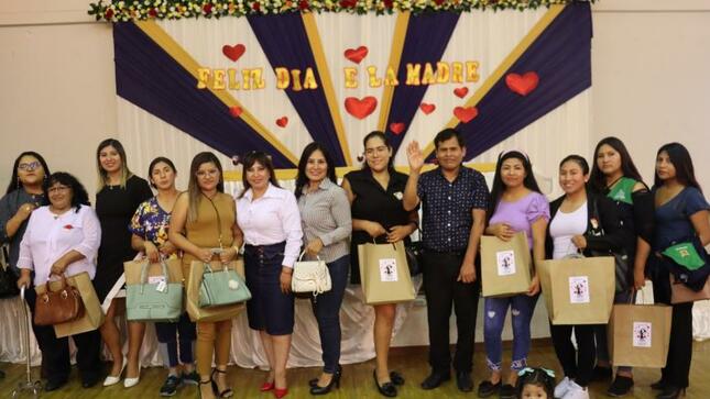 La Municipalidad Provincial de Mariscal Nieto, rindió hoy, un emotivo tributo a las madres que laboran en nuestra entidad. La entrega de 200 presentes fue una de las sorpresas, para esas personas que cumplen con una encomiable labor día a día en el Palacio Municipal, Unidades Operativas, entre otras sedes.