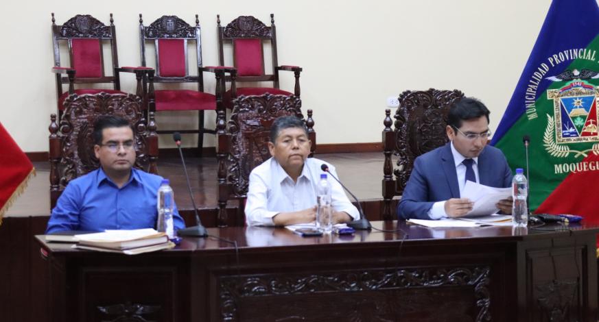 En sesión extraordinaria de Concejo Municipal, realizada esta mañana en el auditorio principal de la comuna provincial, y presidida por su presidente John Larry Coayla, existieron dos puntos en la agenda.