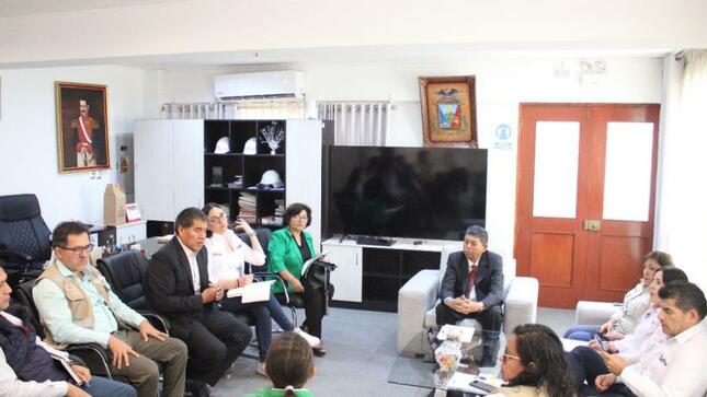 El alcalde provincial, John Larry Coayla, junto al Gerente Municipal, Carlos Ponce Zambrano, recibieron a la viceministra de Gestión Ambiental, Giuliana Patricia Becerra Celis y al Presidente del Consejo Directivo del Organismo de Evaluación y Fiscalización Ambiental (OEFA), Johnny Marchan Peña, con quienes mantuvieron una importante reunión de trabajo.