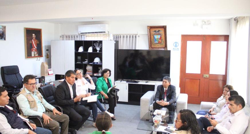El alcalde provincial, John Larry Coayla, junto al Gerente Municipal, Carlos Ponce Zambrano, recibieron a la viceministra de Gestión Ambiental, Giuliana Patricia Becerra Celis y al Presidente del Consejo Directivo del Organismo de Evaluación y Fiscalización Ambiental (OEFA), Johnny Marchan Peña, con quienes mantuvieron una importante reunión de trabajo.