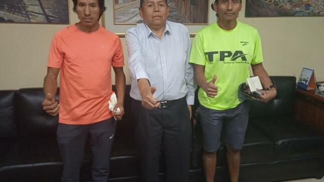 La autoridad edil provincial incentivó a título personal a los deportistas moqueguanos Julio César Cori Layme (ruta maratón) e Iván Cruz Cuentas (ruta media maratón), quienes  representarán a la ciudad participando en el evento “Maratón Lima Life 42k”, a desarrollarse el domingo 21 de mayo.