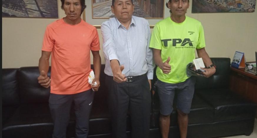La autoridad edil provincial incentivó a título personal a los deportistas moqueguanos Julio César Cori Layme (ruta maratón) e Iván Cruz Cuentas (ruta media maratón), quienes representarán a la ciudad participando en el evento “Maratón Lima Life 42k”, a desarrollarse el domingo 21 de mayo.